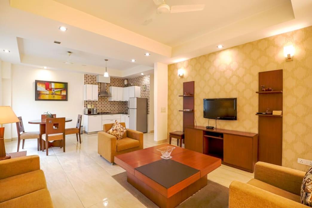 Апартаменты Ahuja Residency Нойда Экстерьер фото