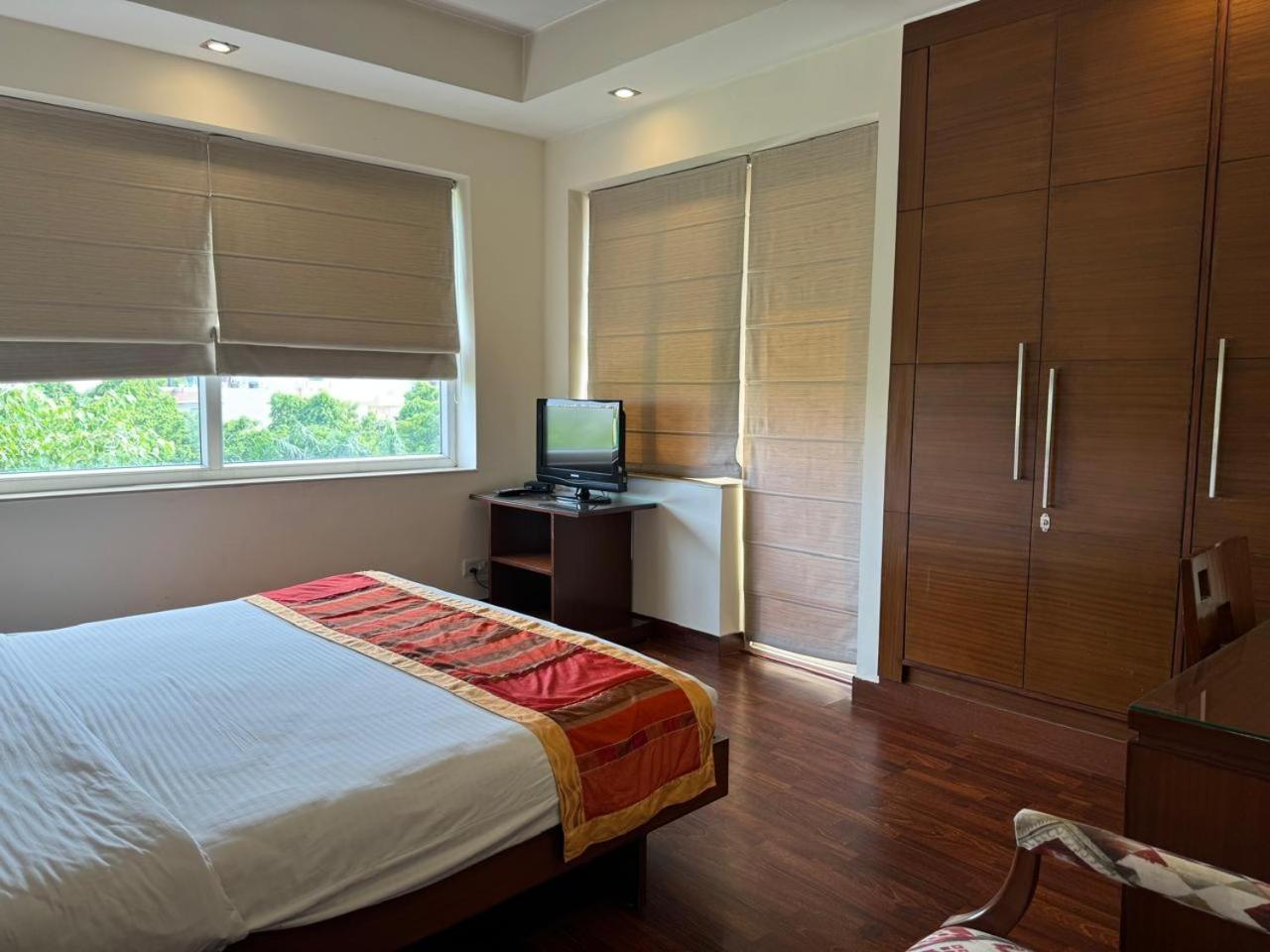 Апартаменты Ahuja Residency Нойда Экстерьер фото