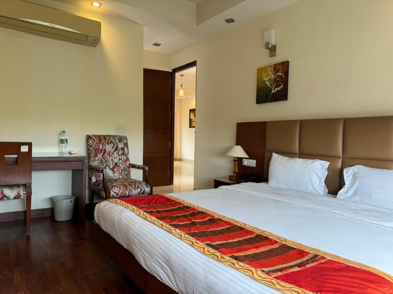 Апартаменты Ahuja Residency Нойда Экстерьер фото