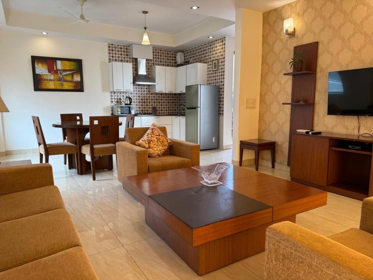 Апартаменты Ahuja Residency Нойда Экстерьер фото